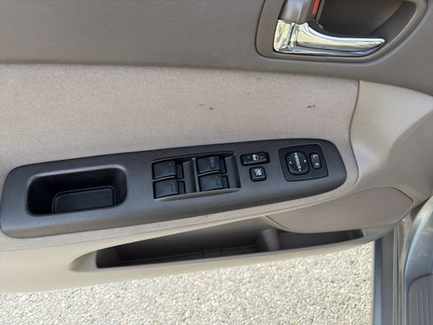 Used 2005 Toyota Camry image 12