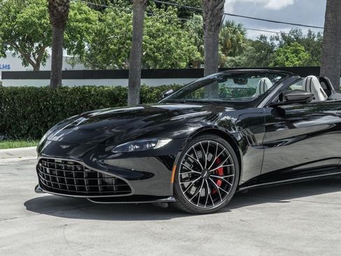 Used 2022 Aston Martin V8 Vantage Roadster RWD image 2