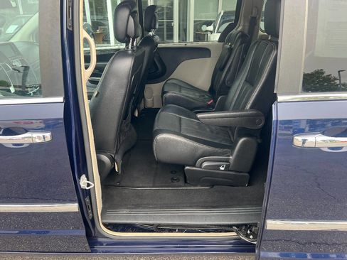 Used 2015 Chrysler Town & Country Touring w/ Driver Convenience Group FWD image 23