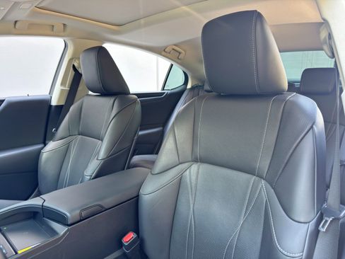 Used 2024 Lexus ES 300h w/ Accessory Package (Z2) FWD image 42