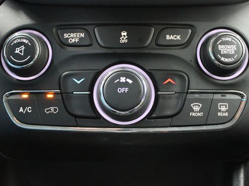 Used 2018 Jeep Cherokee Latitude Plus FWD image 26