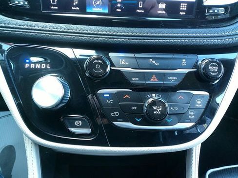 Used 2023 Chrysler Pacifica Limited image 18