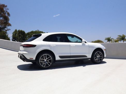 Certified 2025 Porsche Macan AWD/4WD image 8