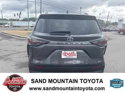 Used 2025 Toyota Sienna XLE image 4