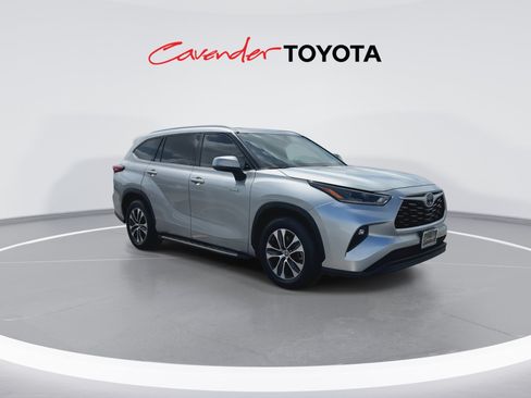 Used 2021 Toyota Highlander XLE FWD image 2