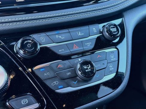 Used 2025 Chrysler Pacifica Select FWD image 16