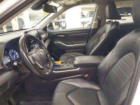 Used 2022 Toyota Highlander XLE image 16