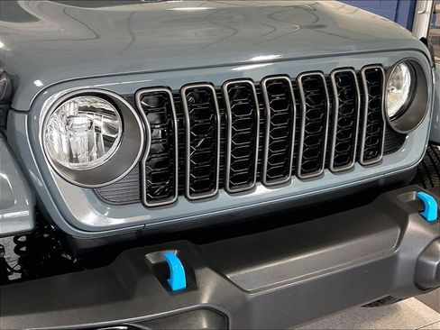 Used 2024 Jeep Wrangler Unlimited w/ Convenience Group AWD/4WD image 31