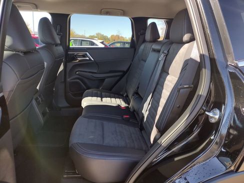 New 2025 Mitsubishi Outlander SE image 8