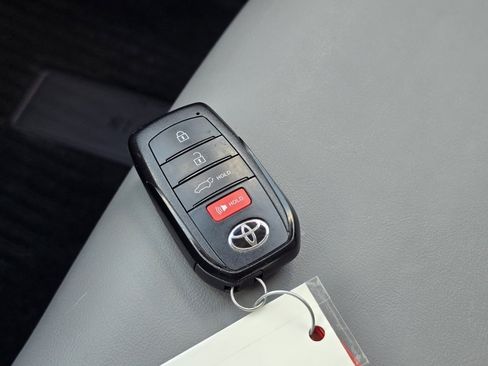 Certified 2024 Toyota Venza XLE AWD/4WD image 32