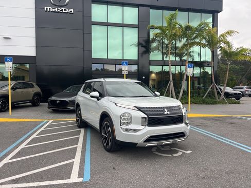 Used 2024 Mitsubishi Outlander FWD image 3