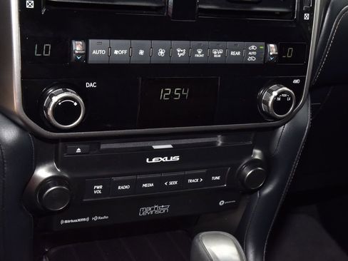 Used 2023 Lexus GX 460 Premium w/ Accessory Package AWD/4WD image 31