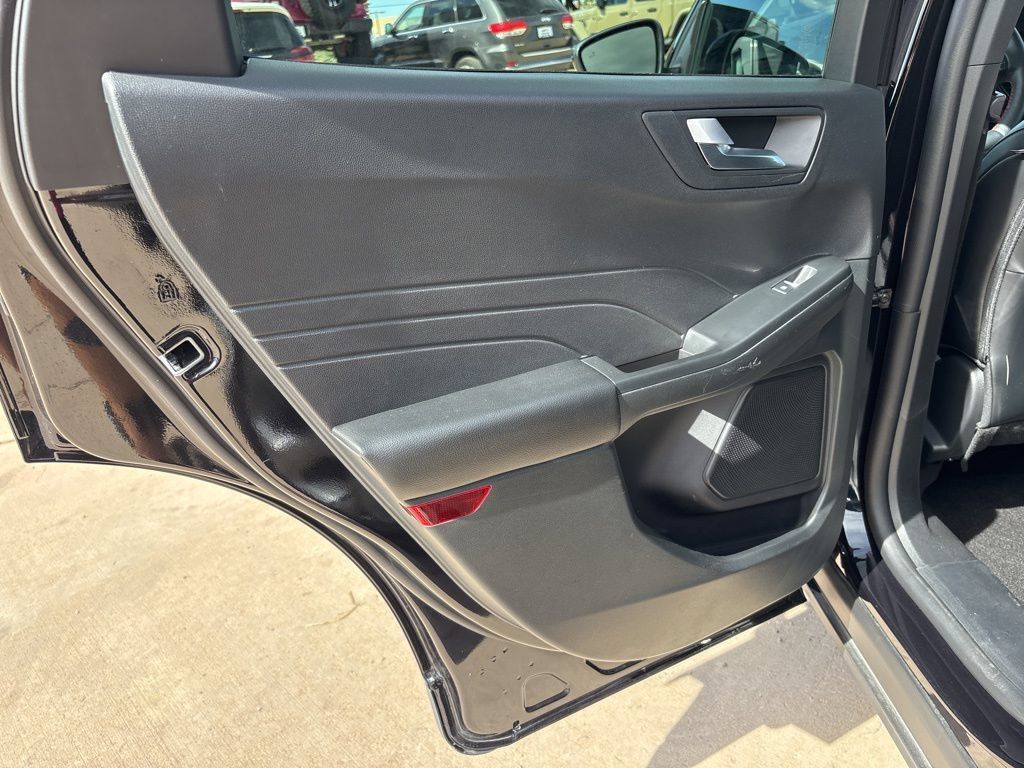 Used 2025 Ford Escape ST-Line Select AWD/4WD image 17