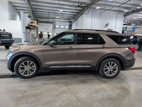 Used 2021 Ford Explorer XLT w/ Equipment Group 202A AWD/4WD image 5