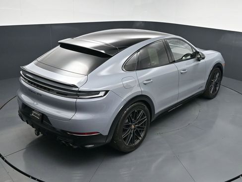Used 2025 Porsche Cayenne GTS AWD/4WD image 16