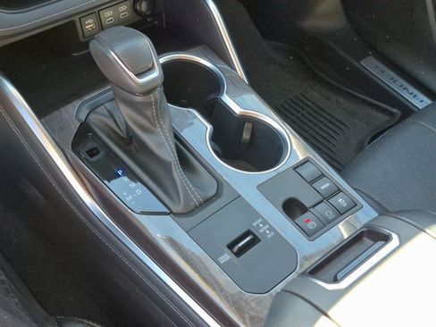 Used 2023 Toyota Highlander Limited image 12