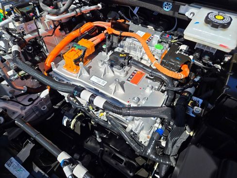 Used 2025 Chevrolet Equinox EV LT w/ Convenience Package image 17