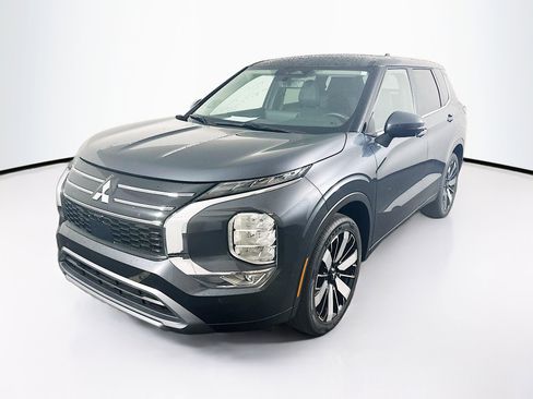 Used 2025 Mitsubishi Outlander SE FWD image 3