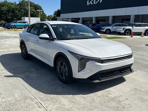 New 2025 Kia K4 LXS image 4