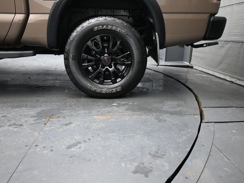 Used 2021 Nissan Titan PRO-4X w/ Pro-4x Convenience Package image 14
