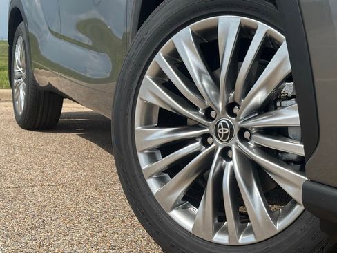 New 2026 Toyota Highlander Platinum AWD/4WD image 2