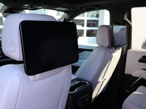 Used 2025 Chevrolet Tahoe Premier AWD/4WD image 14