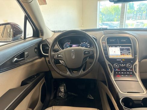 Used 2018 Lincoln MKX Select w/ Select Plus Package AWD/4WD image 19