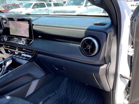 Used 2024 Chevrolet Colorado Z71 w/ Z71 Convenience Package 2 AWD/4WD image 16