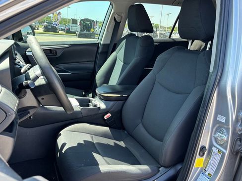 Used 2020 Toyota RAV4 LE image 7