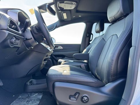 New 2026 Chrysler Pacifica Select image 17