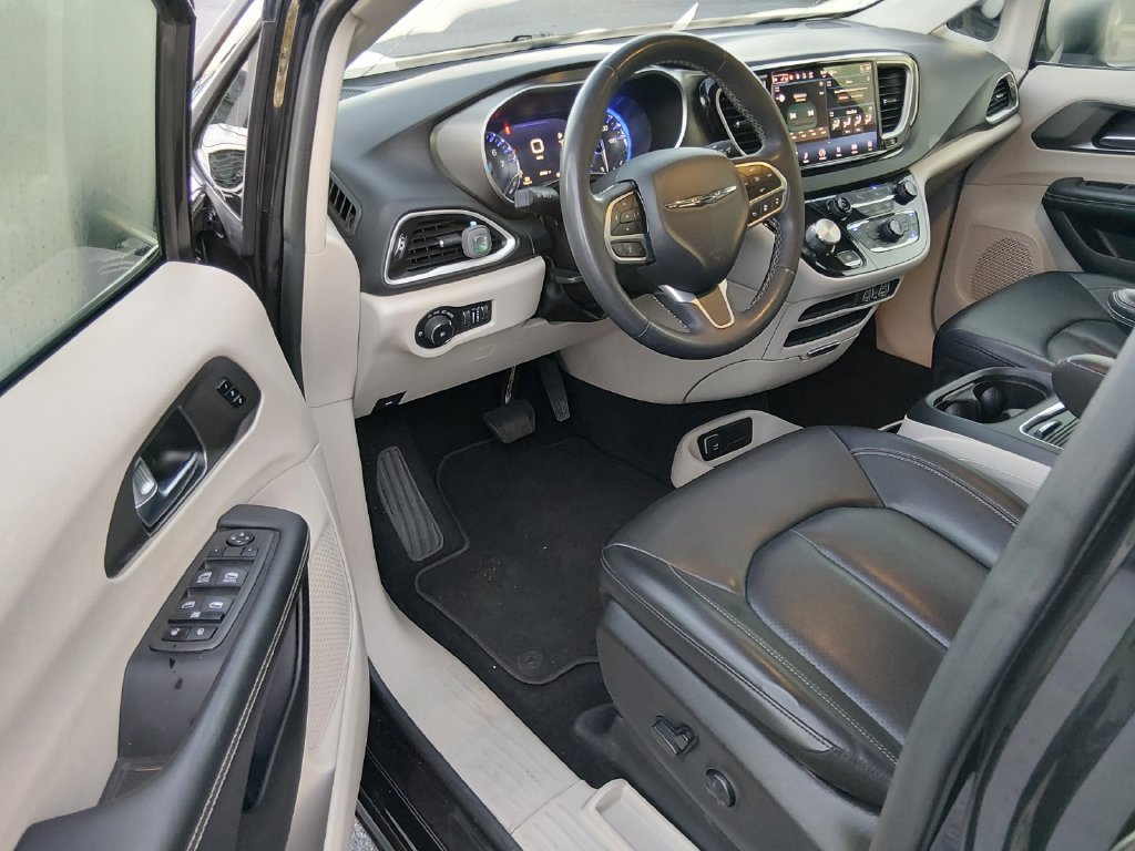 Used 2023 Chrysler Pacifica Touring-L FWD image 10