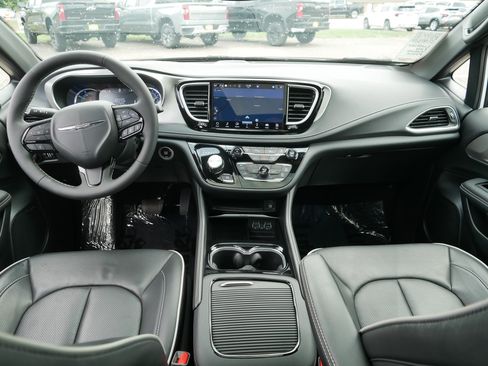 Used 2024 Chrysler Pacifica Premium FWD image 10