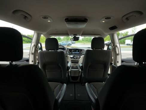 Used 2021 Chrysler Pacifica Touring FWD image 21