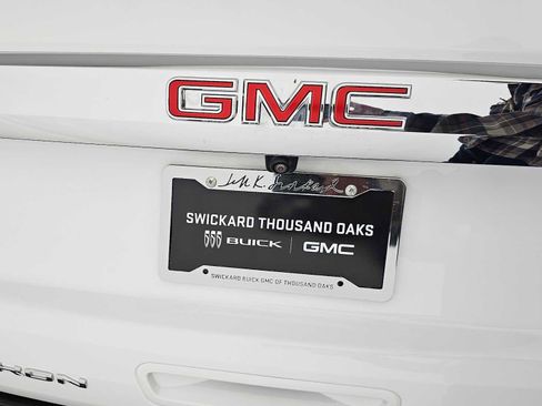 Used 2023 GMC Yukon XL SLT w/ SLT Premium Package image 15