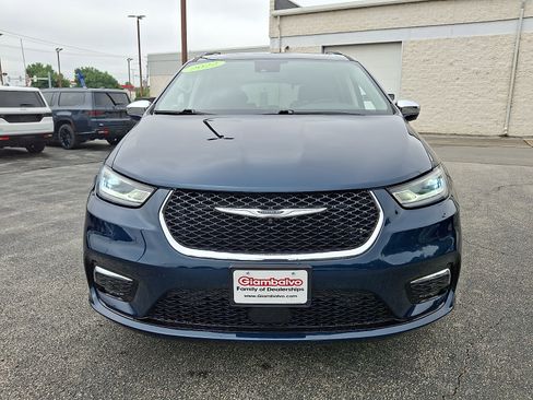 Used 2022 Chrysler Pacifica Limited w/ Uconnect Theater Family Group AWD/4WD image 4