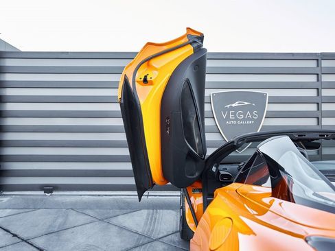 Used 2025 McLaren Artura Spider image 38