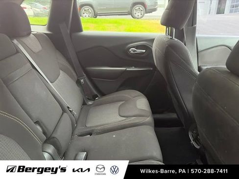 Used 2016 Jeep Cherokee Latitude FWD image 8