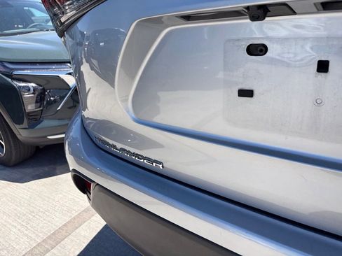 Used 2023 Toyota Highlander XLE AWD/4WD image 5