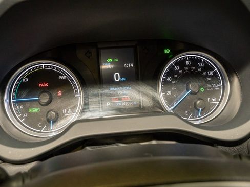 Used 2021 Toyota Venza LE image 16