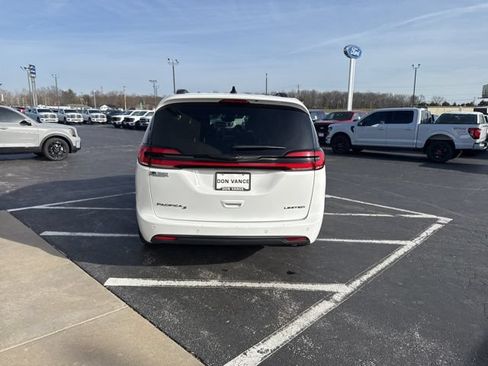 Used 2025 Chrysler Pacifica Limited FWD image 4