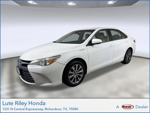 Used 2017 Toyota Camry XLE w/ Moonroof Package FWD image 1