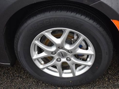 Used 2023 Chrysler Pacifica Touring-L FWD image 12