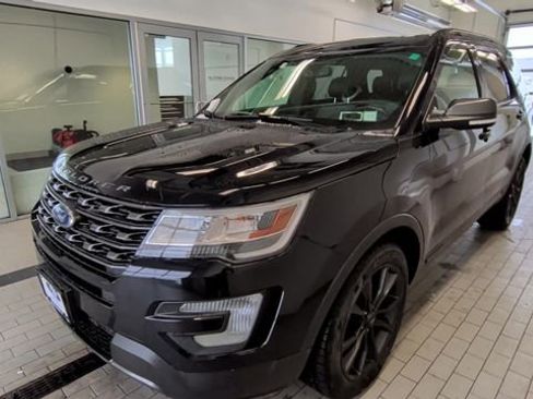 Used 2017 Ford Explorer XLT w/ Equipment Group 202A image 3