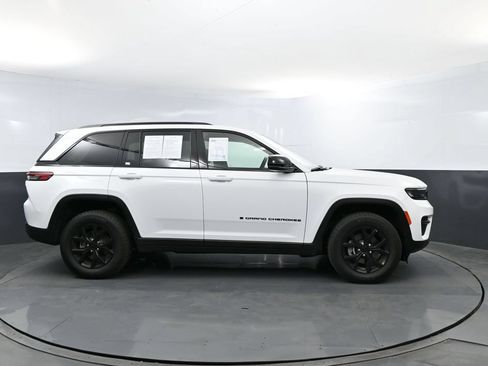 Used 2025 Jeep Grand Cherokee Altitude AWD/4WD image 4
