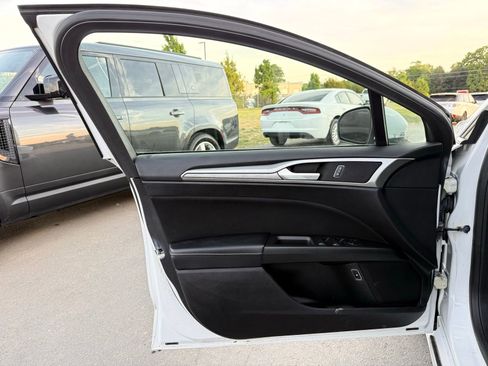 Used 2019 Ford Fusion SE FWD image 12