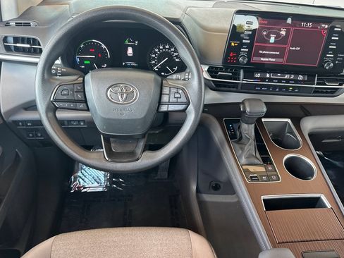Certified 2024 Toyota Sienna LE AWD/4WD image 18
