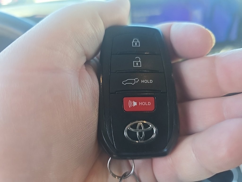 Used 2024 Toyota Highlander XLE AWD/4WD image 21