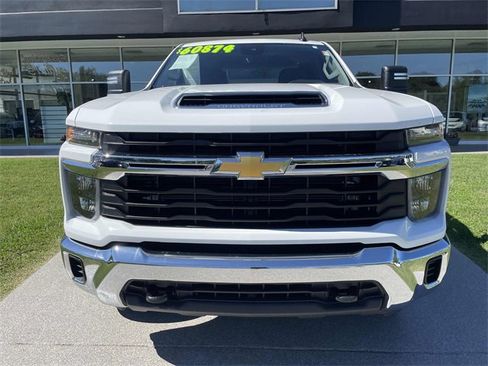Used 2024 Chevrolet Silverado 2500 LT image 3