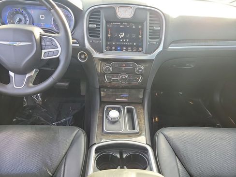 Used 2019 Chrysler 300 Limited RWD image 17