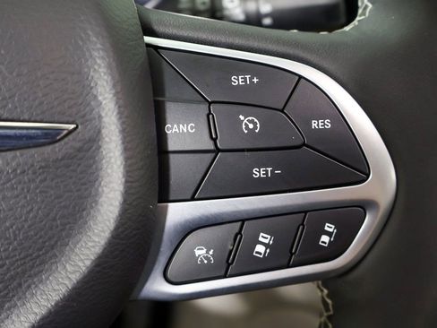 Used 2024 Chrysler Pacifica Limited FWD image 51